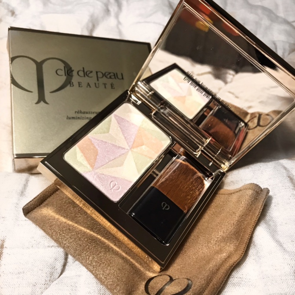 Cle de Peau Illuminating face enhancer